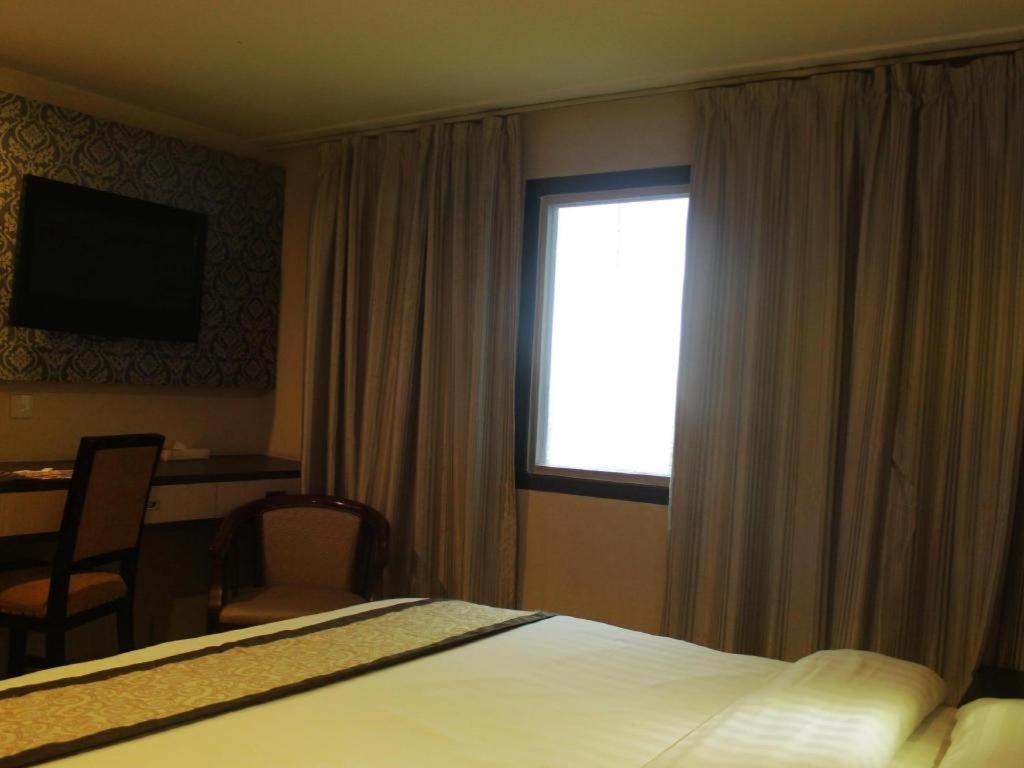 Hermes Palace Hotel Medan Extérieur photo