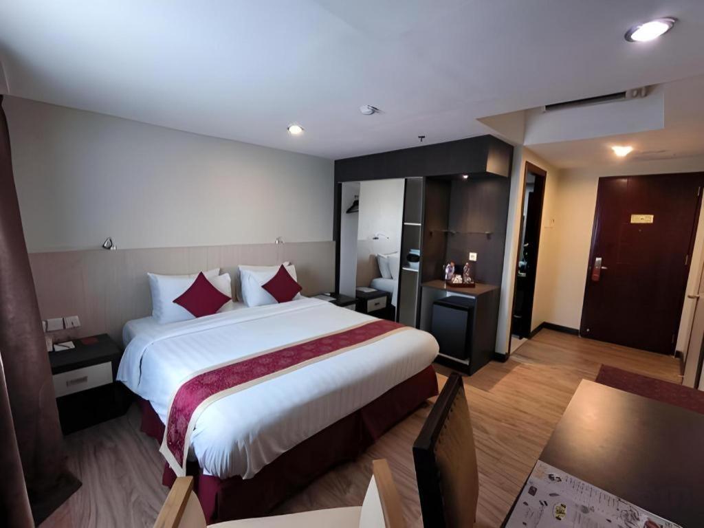 Hermes Palace Hotel Medan Extérieur photo