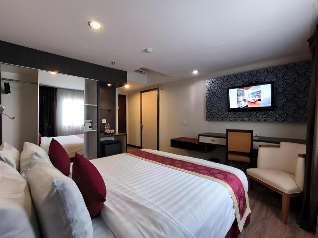 Hermes Palace Hotel Medan Extérieur photo