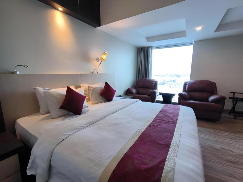 Hermes Palace Hotel Medan Extérieur photo