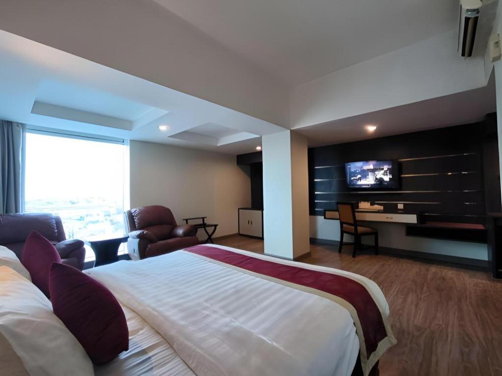 Hermes Palace Hotel Medan Extérieur photo