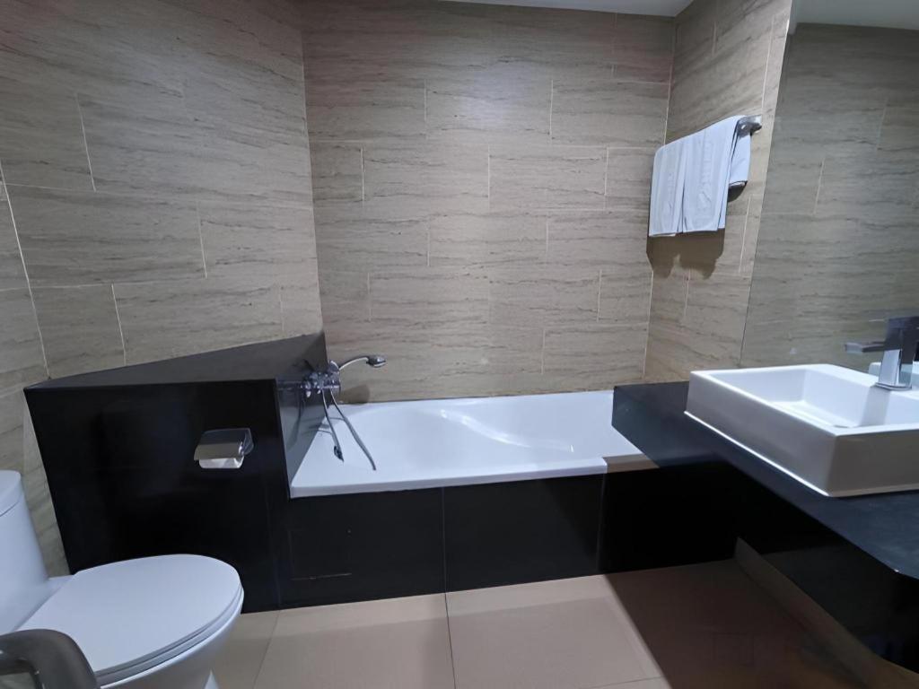 Hermes Palace Hotel Medan Extérieur photo